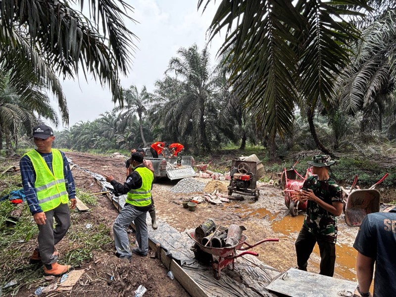 TMMD Ke-130 Kodim 0314/Inhil: Bahu-Membahu TNI-Polri dan Warga Bangun Infrastruktur Desa