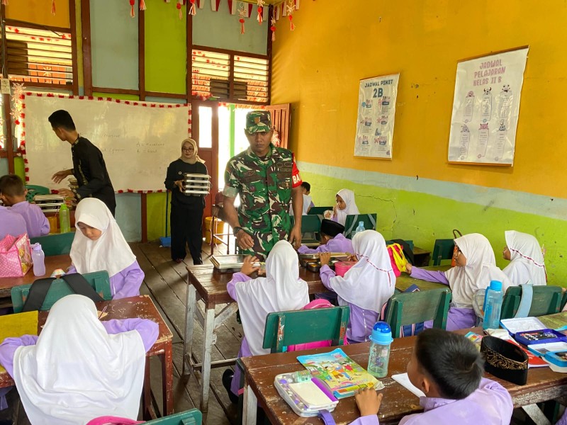 Dukung Generasi Sehat, Babinsa Koramil 06/Kateman Berikan Pendampingan Program MBG