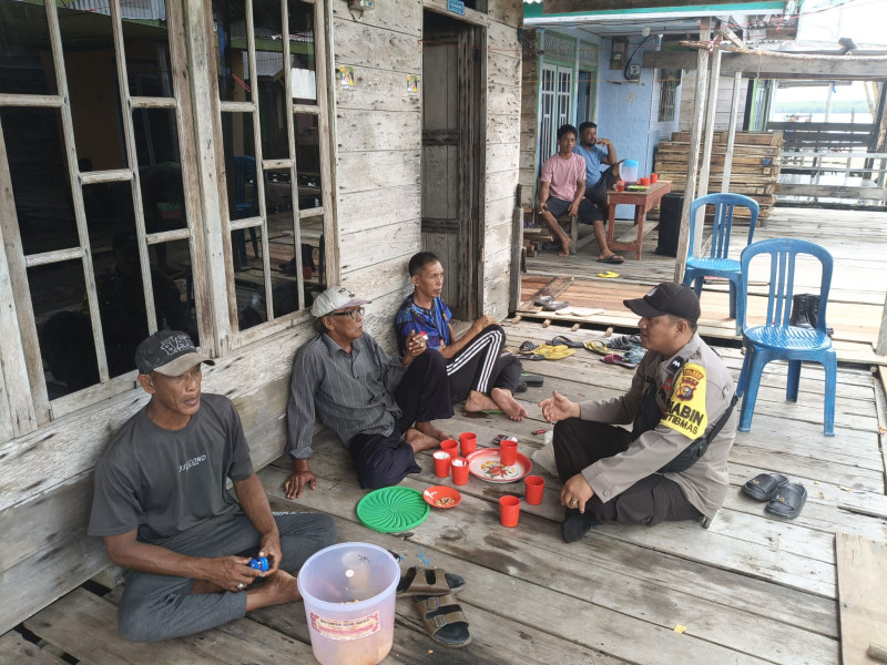 Sambangi Warga, Bhabinkamtibmas Sungai Bela Ajak Ciptakan Kamtibmas yang Kondusif