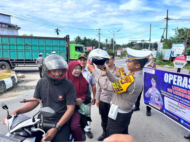 Gelar Operasi Zebra Lancang Kuning 2024 Polres Rohul Bagikan Helm Gratis Sekaligus Cooling System Pilkada Damai
