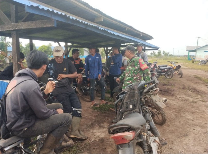 Babinsa Koramil 06/Kateman Laksanakan Pengawasan SDM di Desa Sumber Sari Jaya, Ajak Warga Jaga Kekompakan