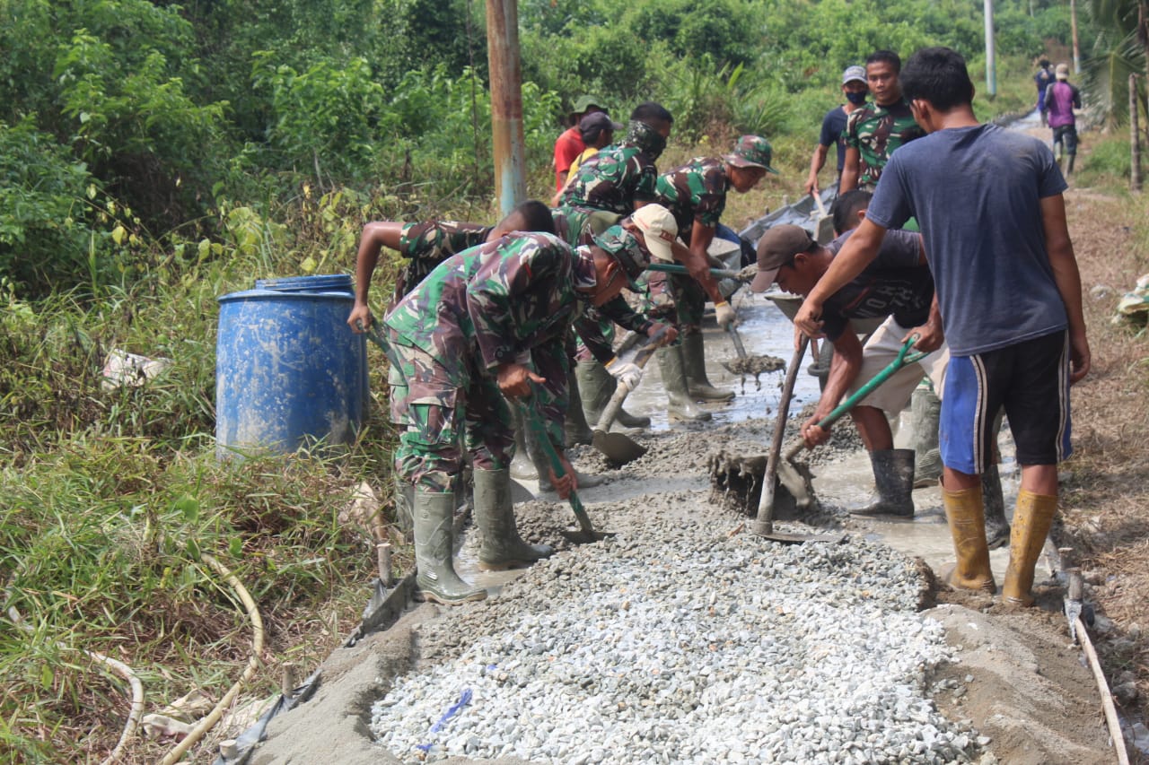 Satgas TMMD Inhil Bersama Masyarakat Terus Geber Pengerjaan Jalan Penghubung Antar Desa