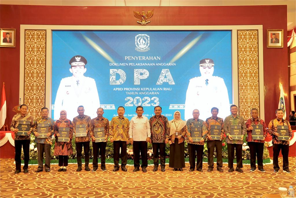 Ansar Serahkan DPA ke SKPD se Kepri,  Instruksikan Segera Jalankan APBD 2023