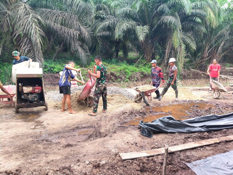 Gotong Royong Tanpa Kenal Lelah: Satgas TMMD Kodim 0314/Inhil dan Warga Kebut Pengecoran Jalan Menuju Target 1 Km di Desa Kuala Lemang