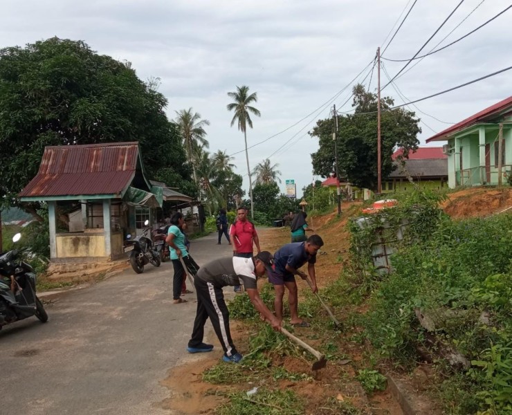 Aiptu Andi Saputra Pimpin Gotong Royong Bersihkan Lingkungan Jelang Idul Adha 1446 H.