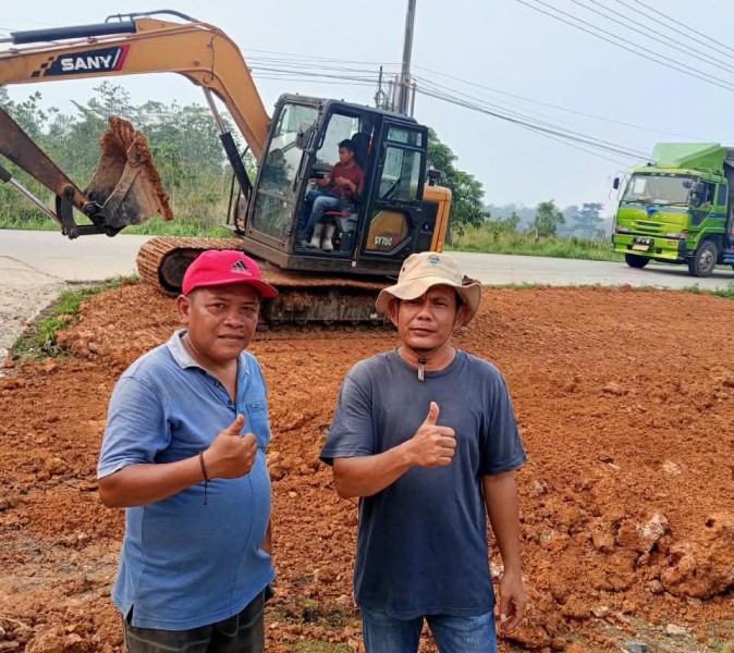 Komite SMPN 5 Rengat Barat Apresiasi Respon Cepat Ketua DPRD Inhu Timbun Bahu Jalan Sekolah