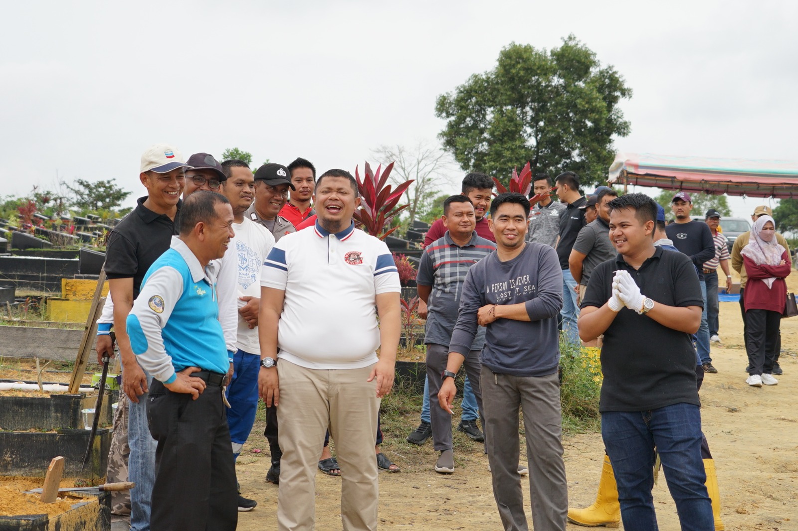 Sambut Bulan Suci Ramadhan 1444 H,Pemcam Mandau Laksanakan Bhakti Sosial Goro Pembersihan TPU Jambon