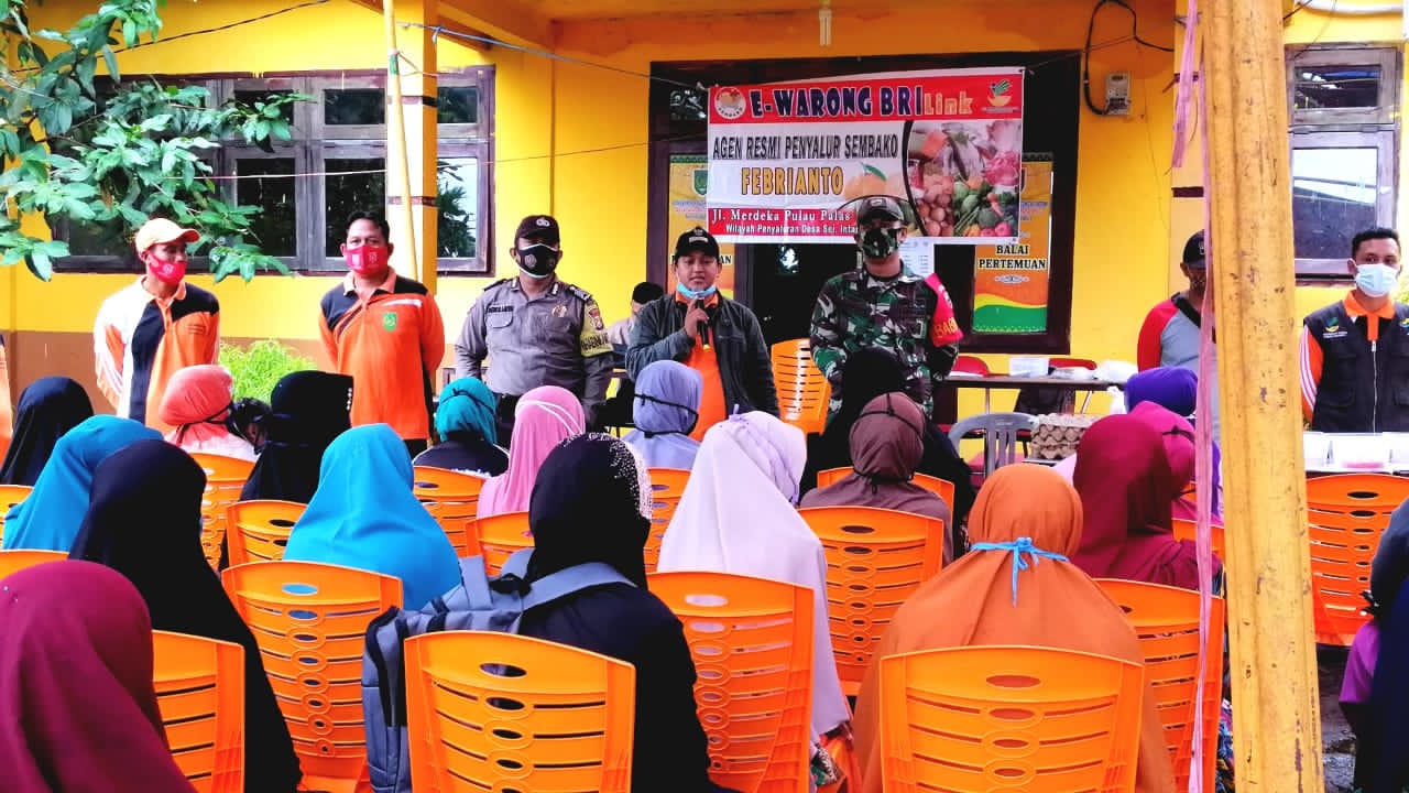 Pemdes Sungai Intan Laksanakan Kegiatan Penyaluran BPNT dan Bantuan Dana PKH Kepada Masyarakat Sungai Intan