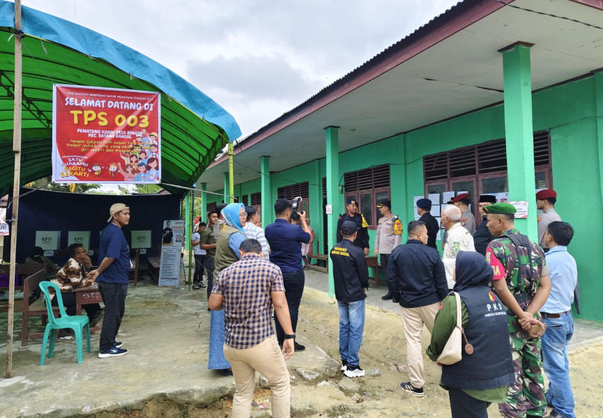 Kapolres Inhu dan Forkopimda Pantau Langsung Pencoblosan di TPS 3 Desa Ringin