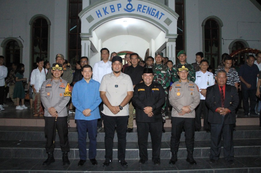 Disambut dengan Suka Cita Jemaat, Rombongan Forkopimda Inhu Kompak Pantau Langsung Pengamanan dan Perayaan Natal