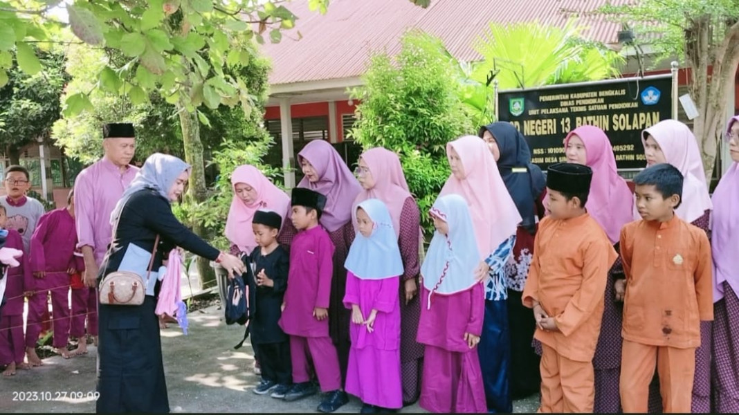 Peduli Pendidikan,Camat Bathin Solapan Rusydy dan KEDB Berbagi Perlengkapan Sekolah