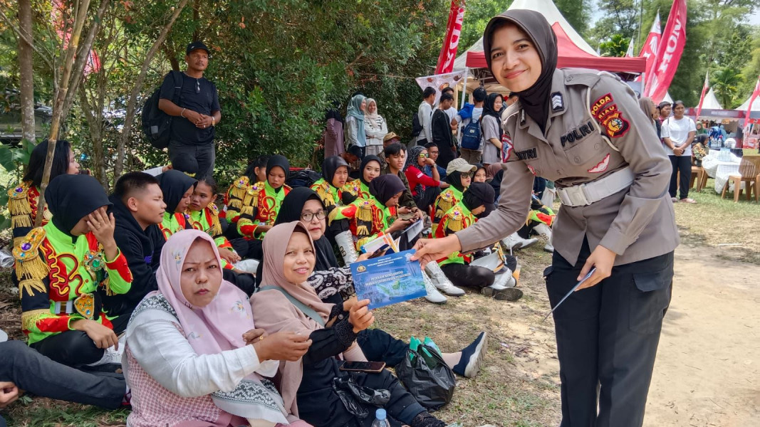 Ditlantas Polda Riau Edukasi Pengunjung Alam Mayang Tentang Keselamatan Berkendara dan Pilkada Damai