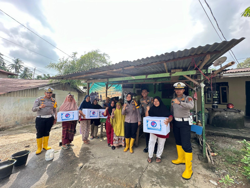 HUT Lantas ke-69: Satlantas Polres Rohul Salurkan Bansos ke Warga Terdampak Banjir dan Titip Pesan Pilkada 2024
