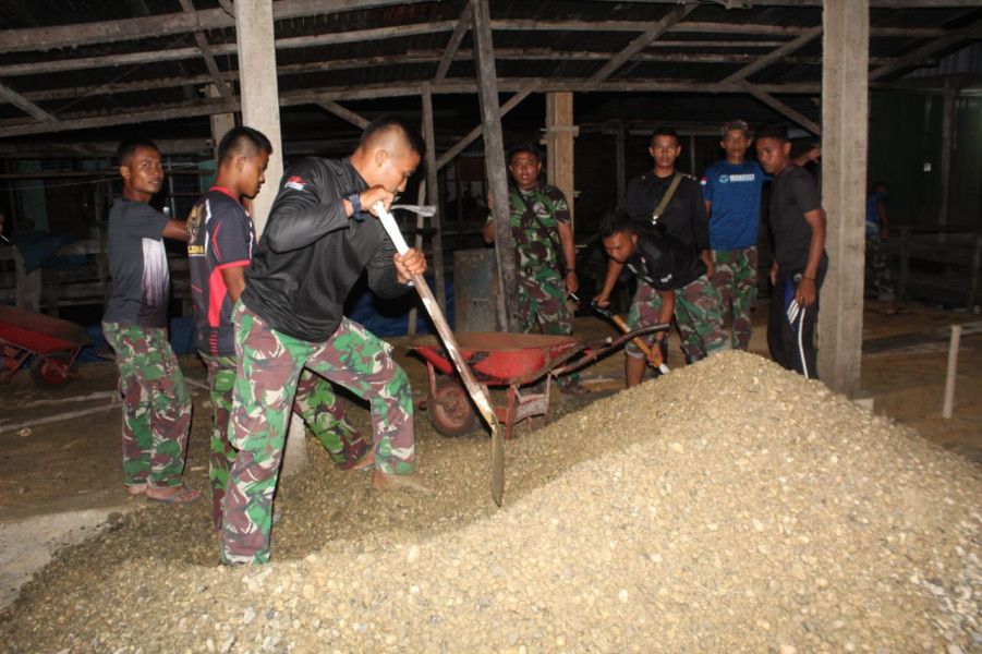 Terkendala Pasang Surut,Satgas Angkut Material Malam Hari