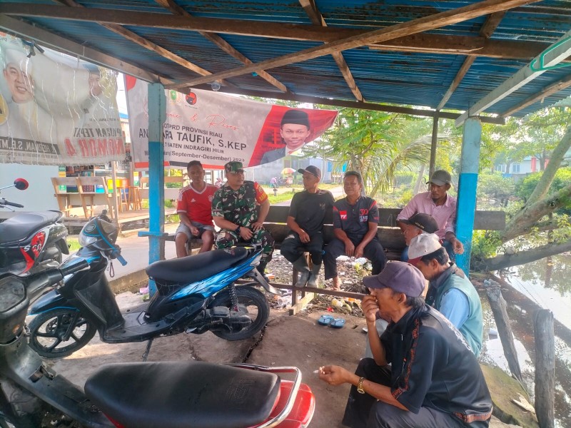 Perkuat Sinergi dan Keamanan Wilayah, Babinsa Koramil 06/Kateman Laksanakan Komsos dengan Tukang Ojek