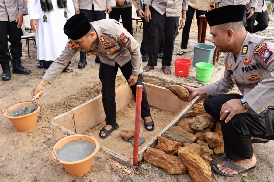 Kapolres Lingga Lakukan Peletakan Batu Pertama Pembangunan Masjid Al-Munawwar.