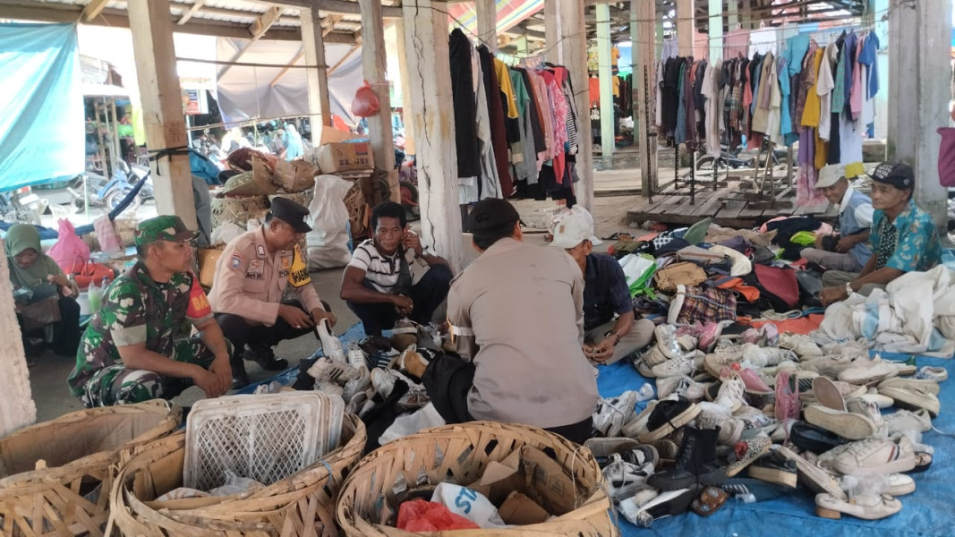 Sampaikan Pesan Kamtibmas, Polisi dan TNI di Kuala Kampar Coolling System di Pasar