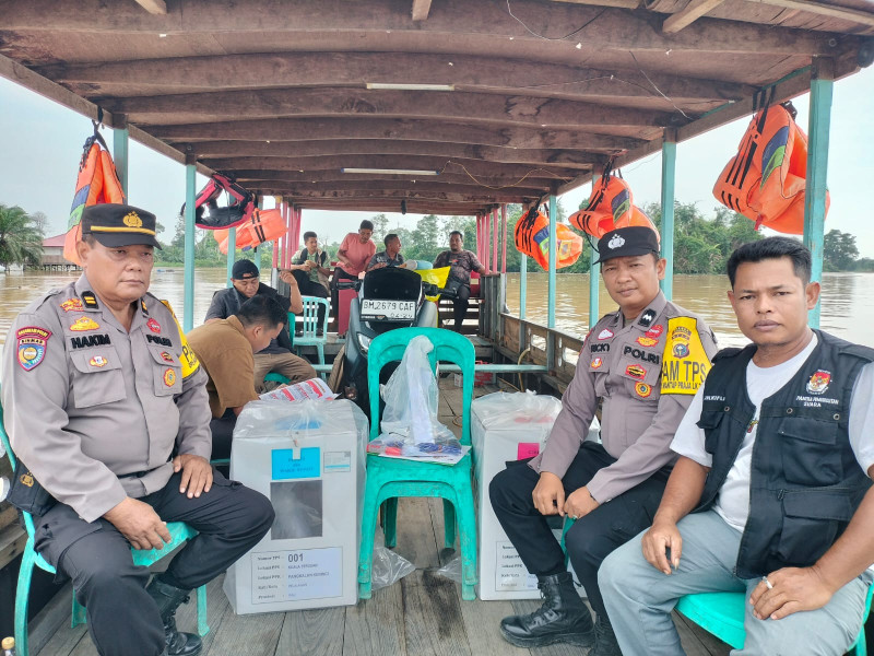 Polisi Pangkalan Kerinci Pengamanan Pergeseran Logistik Pilkada di Desa Kuala Terusan