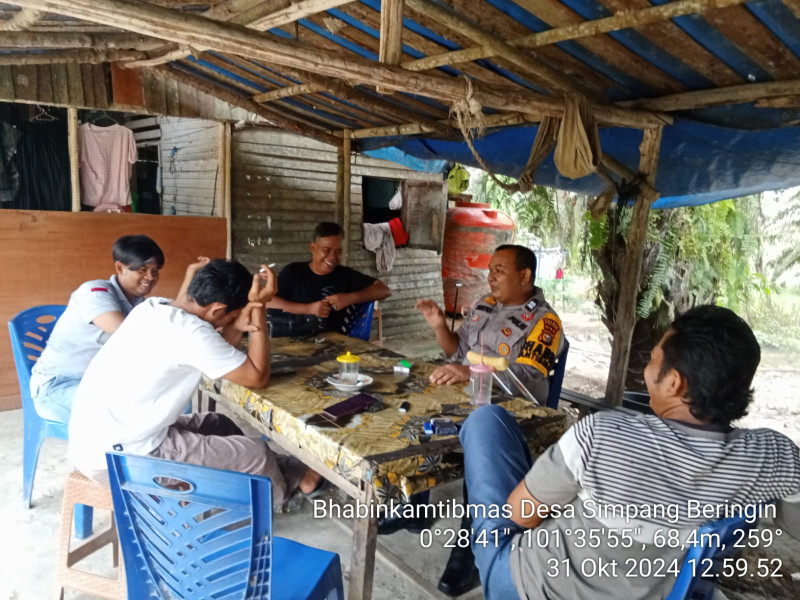 Bhabinkamtibmas Desa Simpang Beringin Lakukan Silaturahmi dan Sosialisasi Cooling System untuk Ciptakan Suasana Kondusif