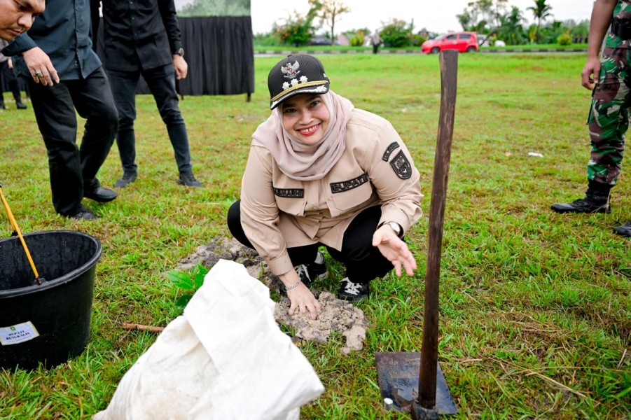Bupati Bengkalis Ikuti Kegiatan Penanaman 10.000 Pohon, Bersama Kapolda dan Gubri