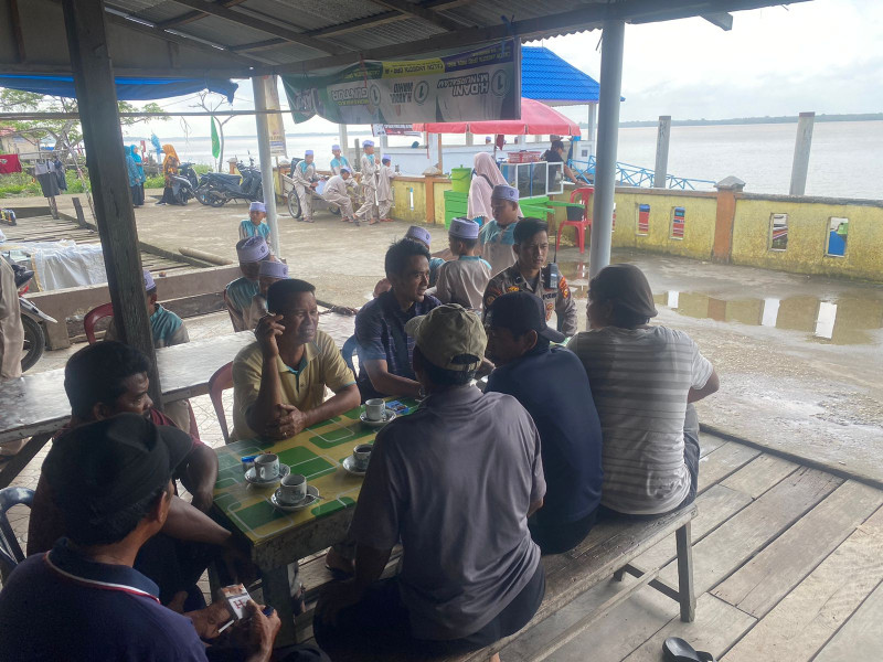 Sambangi Warga di Warung Kopi, Polsek Kuindra Berikan Himbauan Kamtibmas