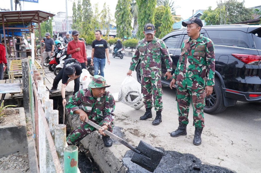Dukung Lingkungan Bersih dan Sehat, Personel Kodim 0314/Inhil Hadiri Goro Bersama Pemkab