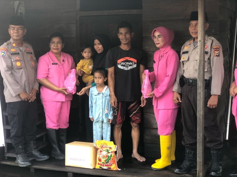 Polsek Rengat Barat Bersama Bhayangkari Beri Bantuan Sembako dan Takjil kepada Masyarakat Terdampak Banjir