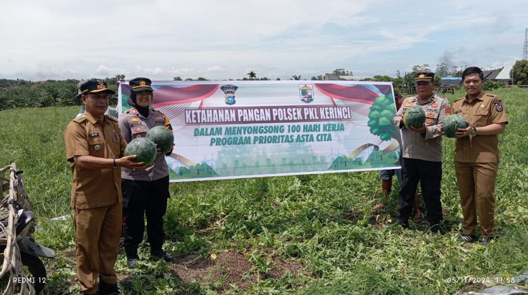 Kapolsek Pangkalan Kerinci Hadiri Panen Semangka, Sampaikan Dukungan untuk Ketahanan Pangan dan Stabilitas Keamanan