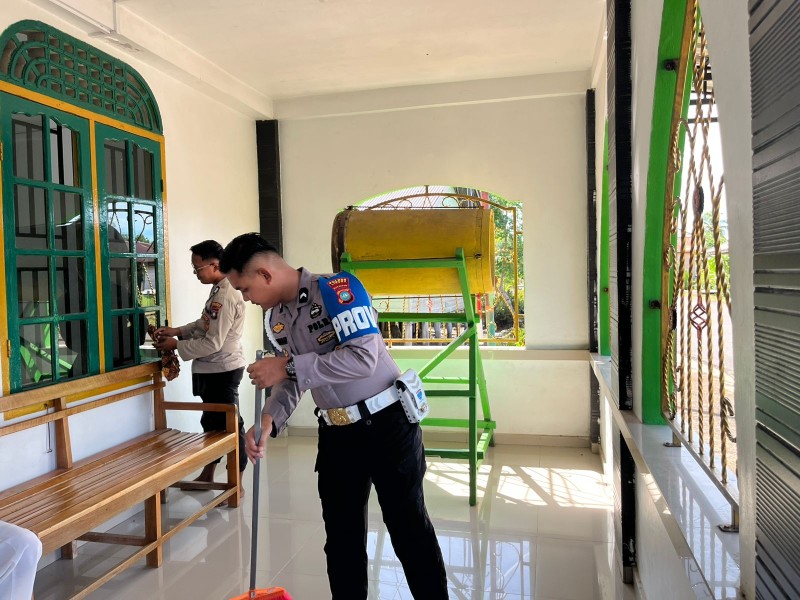 Polsek Daik Lingga Gelar Bakti Sosial Religi di Surau Baburrahman.