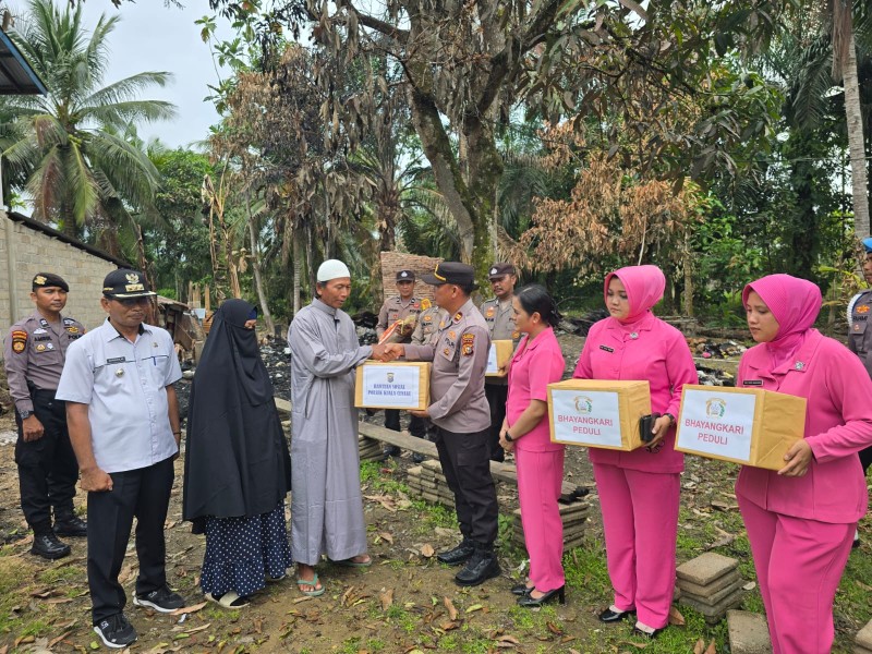 Polsek Kuala Cenaku Beri Bantuan kepada Warga yang Alami Musibah Rumah Terbakar