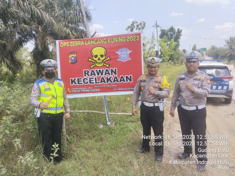 Operasi Zebra, Satlantas Polres Inhu Pasang Spanduk di Titik Rawan Lakalantas