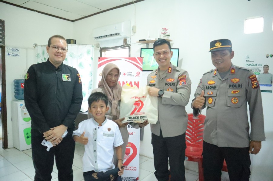 Bakti Kesehatan Hari Bhayangkara ke-79, Polres Inhu Khitan 23 Anak dan Berikan Paket Sembako