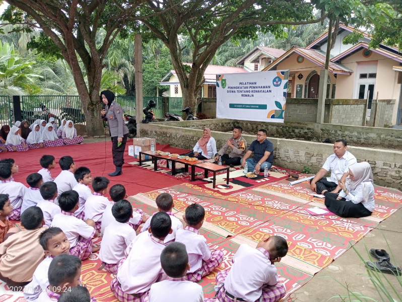 Polsek Rengat Barat Gelar Sosialisasi Pencegahan Bullying di SD 017 Suku Terasing Desa Talang Jerinjing