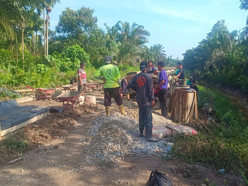 Cuaca Panas Tak Surutkan Langkah: Satgas TMMD dan Warga Bersatu Rampungkan Jalan Desa Kuala Lemang