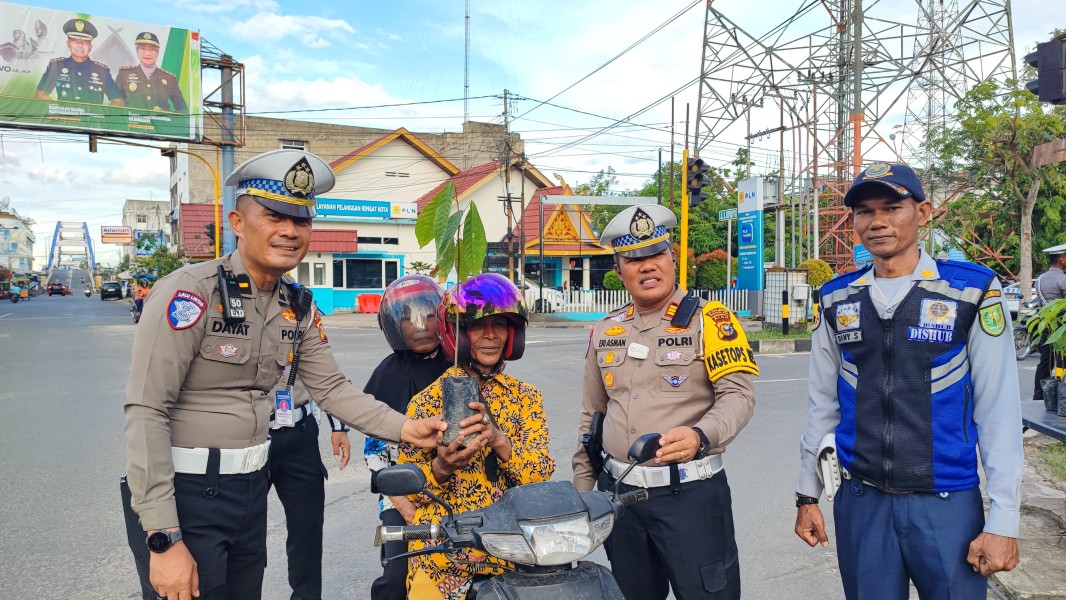 Berikan Bibit Pohon Kepada Pengendara Tertib, Cara Unik Polantas Inhu Edukasi Ops Zebra