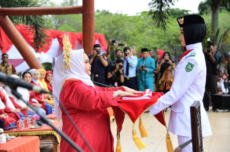 Detik-Detik Proklamasi Berlangsung Khidmat, Bupati dan Wabup Kenakan Pakaian Adat