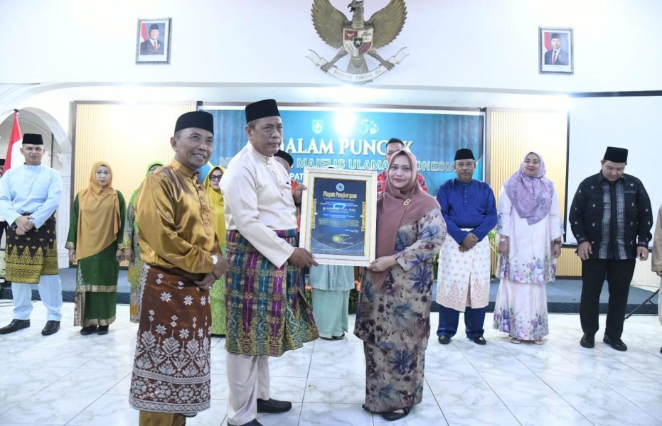 Bupati Kasmarni Terima Penghargaan MUI Bengkalis atas Komitmen Membangun Kemaslahatan Umat