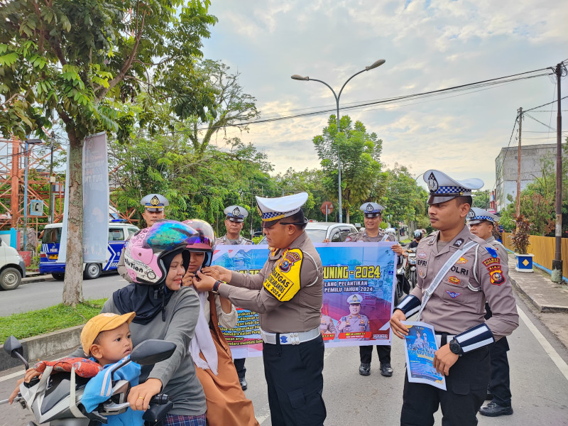 Bagikan Helm Gratis, Kasat Lantas Polres Inhu Ajak Masyarakat Tertib Berlalu Lintas