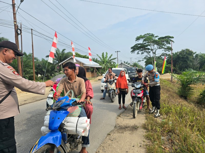 Sambut HUT ke-80 RI, Polsek Kuala Cenaku Bagikan Bendera Merah Putih