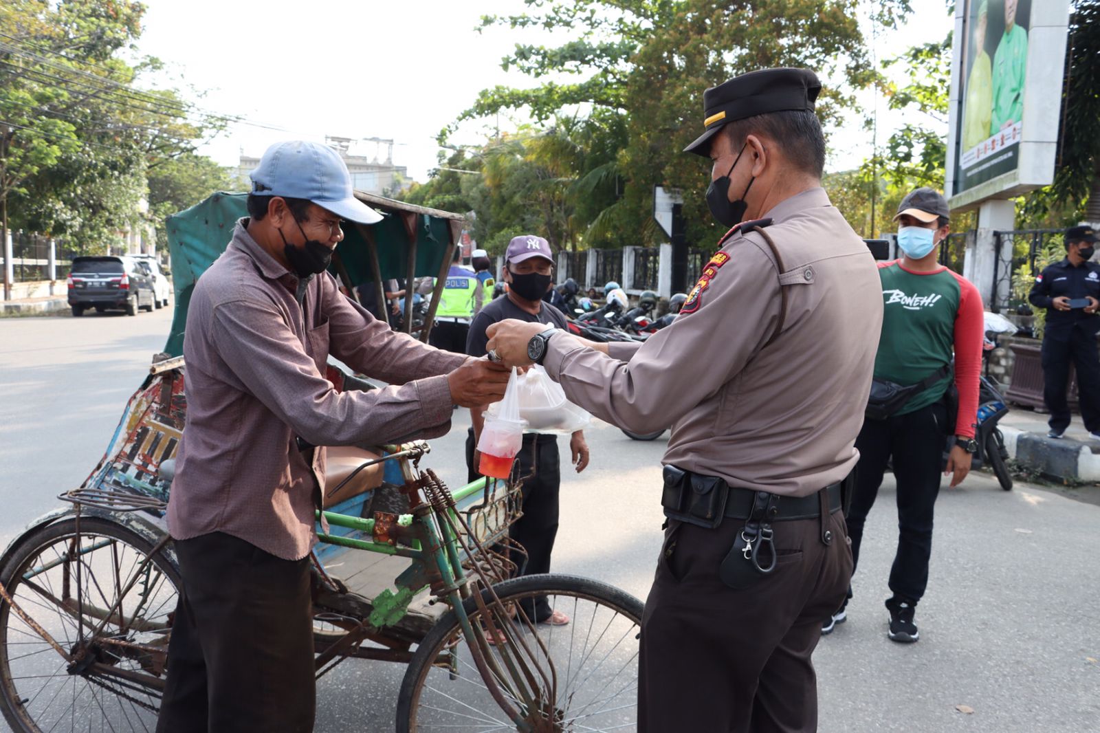 Polres Inhil Bersama YVB Bagi-Bagi Takjil untuk Masyarakat