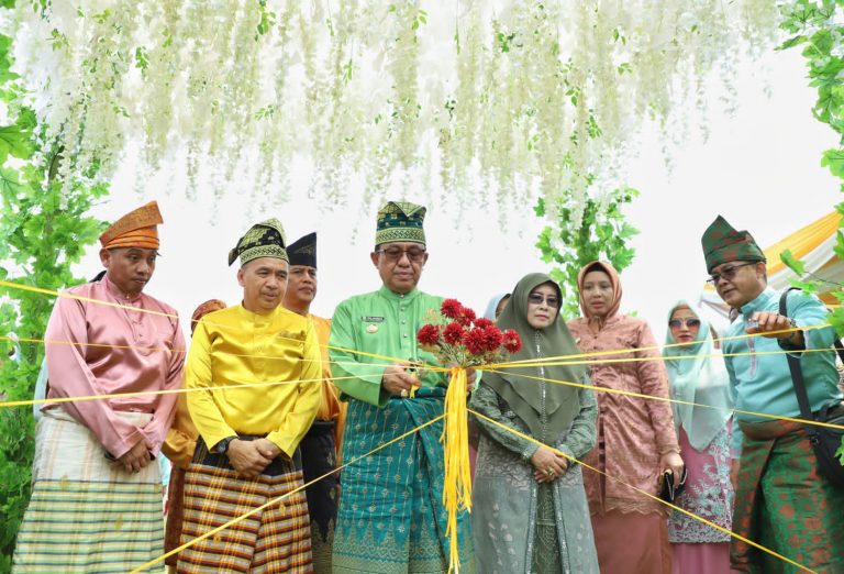 Bupati HM Wardan Buka Pameran Stand Bazar MTQ ke-53 Tingkat Kabupaten Inhil Tahun 2023