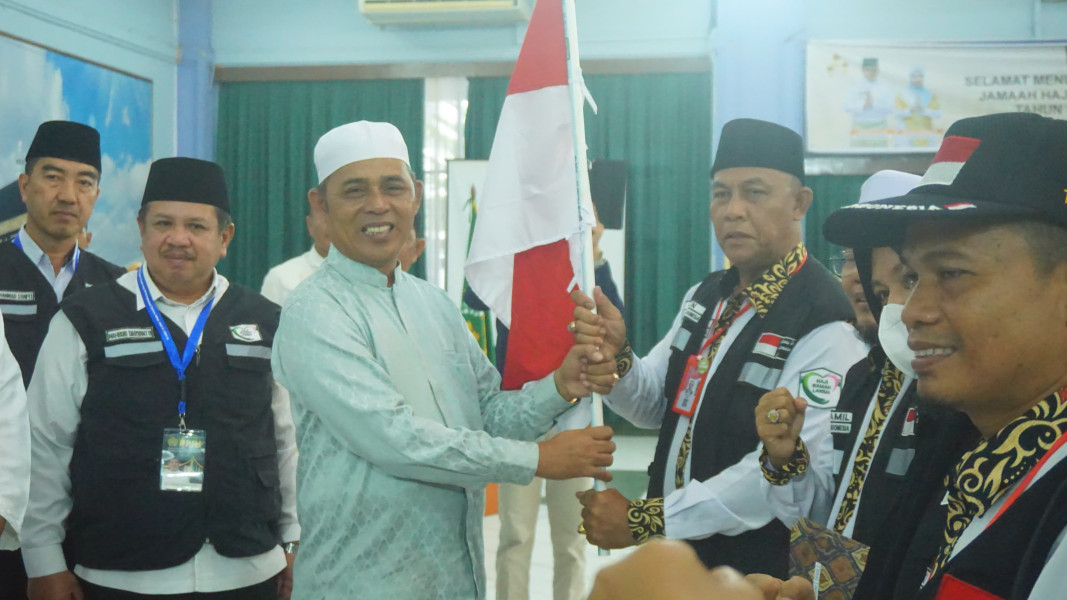 Pj Bupati Herman Turut Melepas Keberangkatan Jamaah Calon Haji Inhil Kloter 04 Embarkasi Batam Menuju Madinah