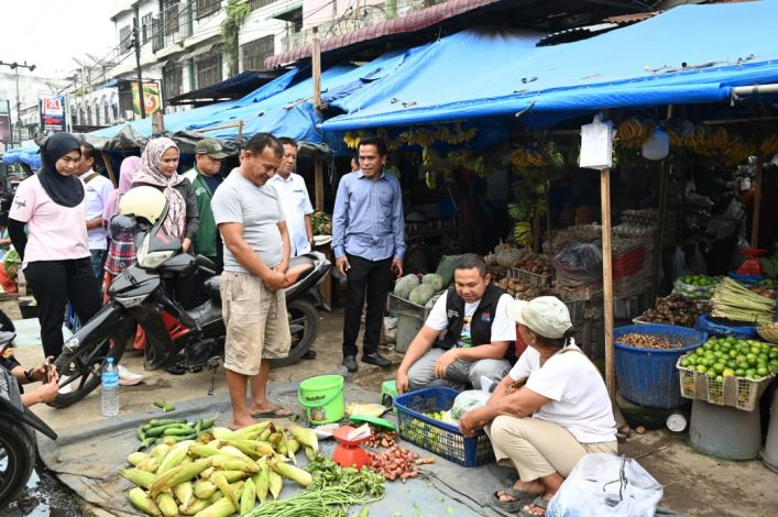 Blusukan ke Pasar Ujung Batu, Abdul Wahid Janji Stabilkan Harga Pasar