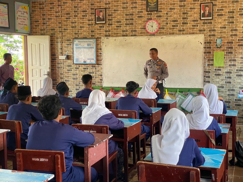 Satlantas Polres Lingga Edukasi Pelajar SMPN 2 Singkep Melalui Program Police Go To School.