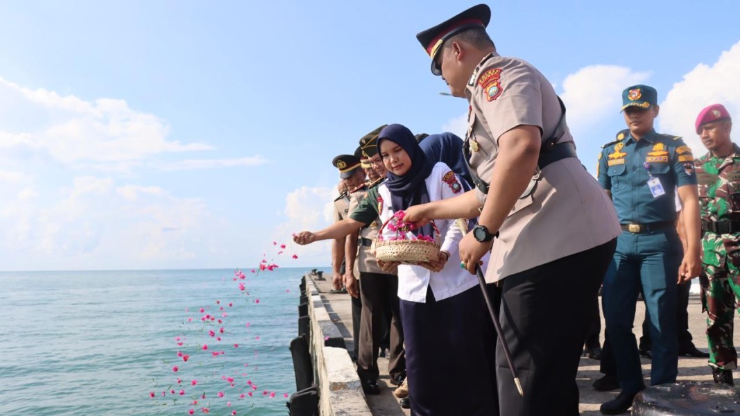 Polres Lingga Gelar Upacara Tabur Bunga Di Laut Untuk Mengenang Jasa Pahlawan, Sambut Hut Bhayangkara Ke-79.