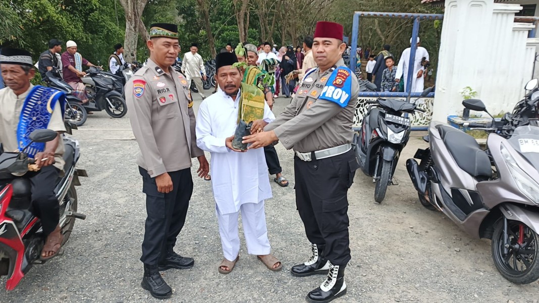 Momentum Idul Fitri dan Hari Pohon Sedunia, Polres Inhu Bagikan Bibit Pohon ke Jemaah Salat