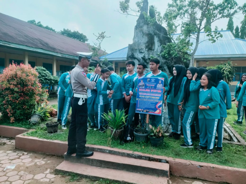 Sat Lantas Polres Pelalawan Gelar 'Police Goes To School' di SMAN 1 Ukui dalam Rangka Cooling System Pilkada 2024