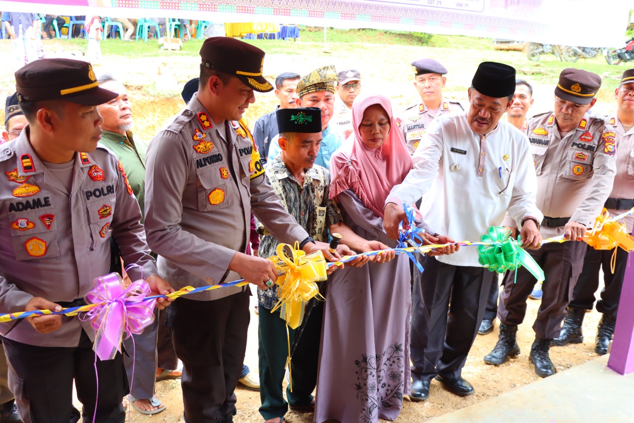 Peringatan Hari Ibu, Polres Inhu Realisasikan Program Jubah Emas di Kota Rengat