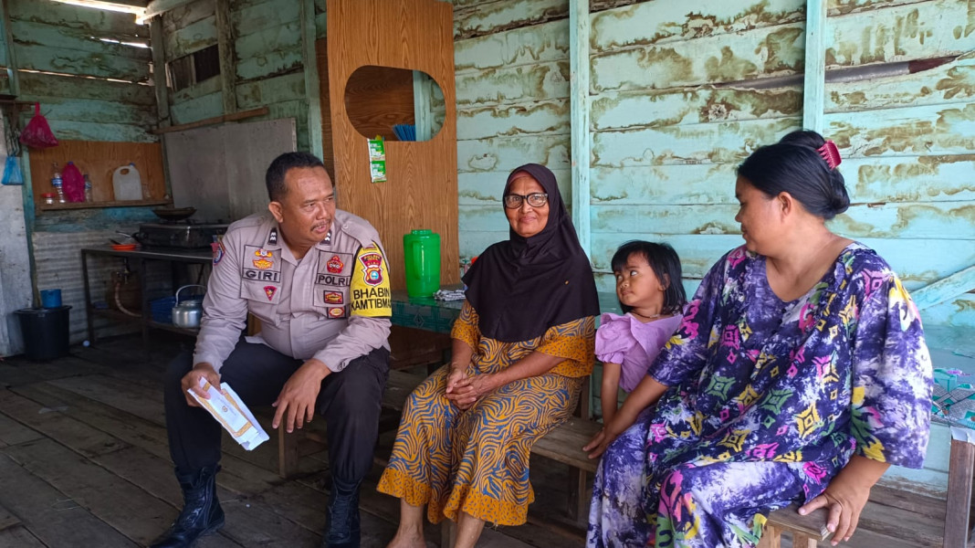 Sambangi Warga, Bhabinkamtibmas Sungai Buluh Sampaikan Himbauan Kamtibmas dan Pilkada Damai