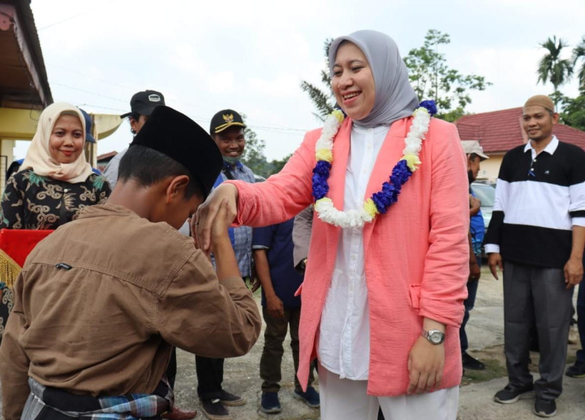 Buka Sunat Massal di Kelayang, Bupati Rezita Turut Serahkan Bantuan